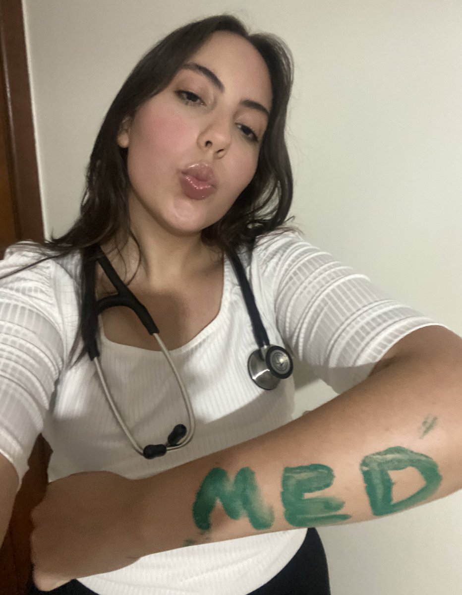 emilymstudies's tweet photo. passei na facul que eu queria 😀 https://t.co/uAczue8SOz
