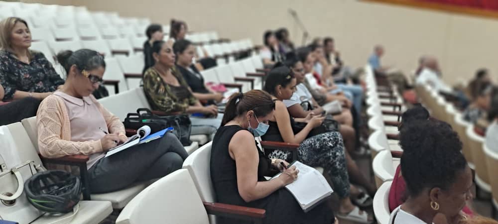 #Hoy se desarrolló el Conversatorio sobre la implementación del
#CódigodeLasFamilias con el profesor Dr.
Leonardo Pérez Gallardo. Aprendizaje y avances en la implementación de esta norma marcaron la jornada con debate de profesores, notarios, jueces, fiscales y abogados