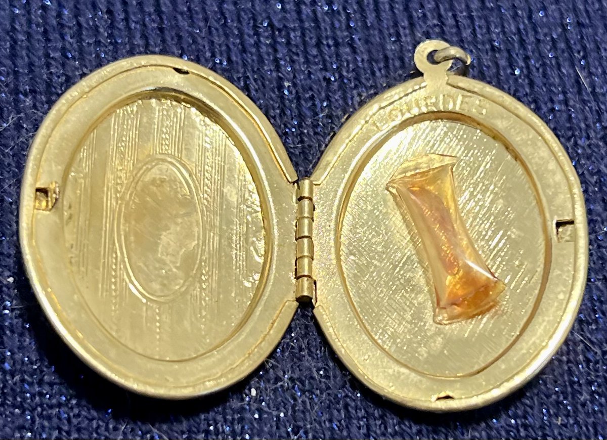 TeriE's tweet photo. RARE Vintage #Lourdes #HolyWater Locket w Crucifix Cross Gold Tone FREE SHIP
#religiousrelics #crucifix #christiancross #vintagejewelry #VintageLocket #HolyWaterLocket #france #souvenir #christianrelic #RAREFind #ebayfinds #LourdesFrance
https://t.co/BxoE8Xa3Pv #eBay via @eBay https://t.co/m1XbkggHCD