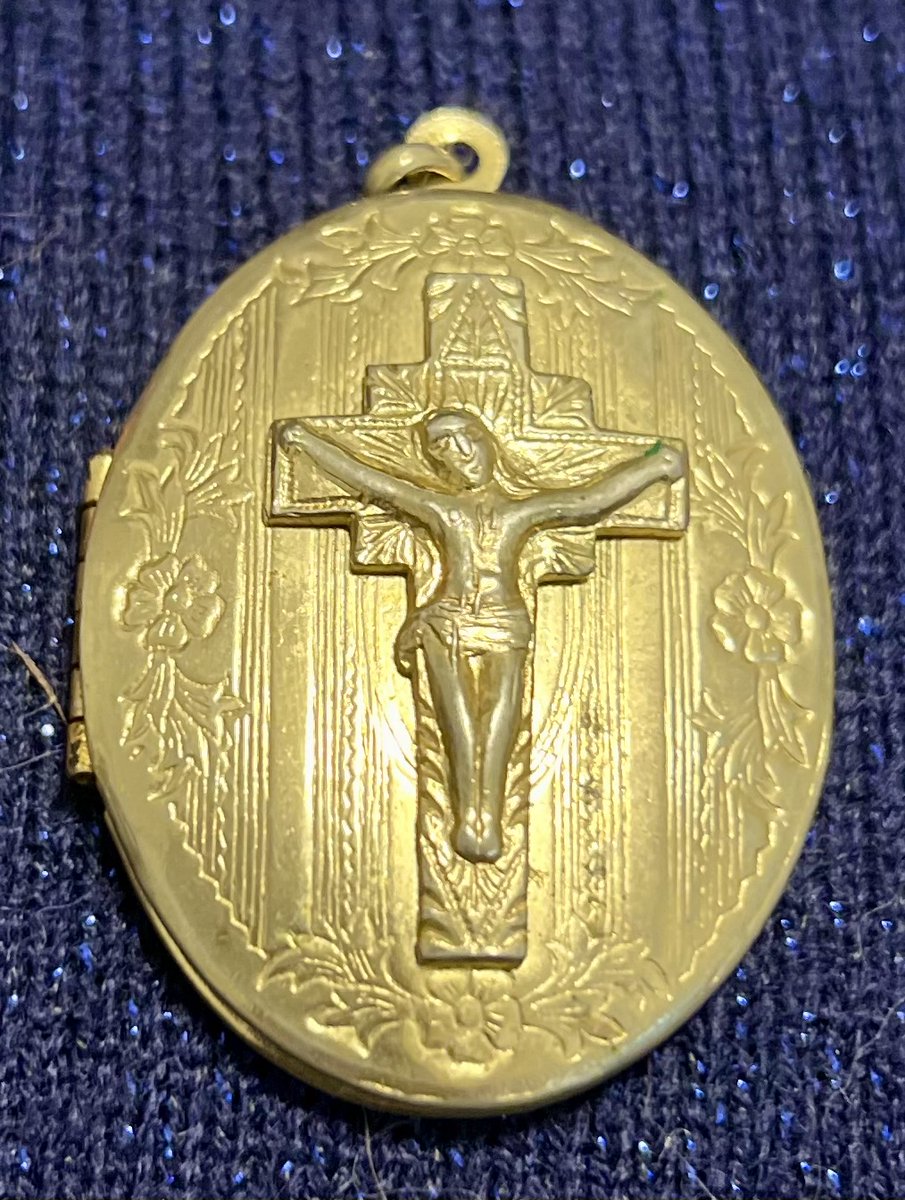 TeriE's tweet photo. RARE Vintage #Lourdes #HolyWater Locket w Crucifix Cross Gold Tone FREE SHIP
#religiousrelics #crucifix #christiancross #vintagejewelry #VintageLocket #HolyWaterLocket #france #souvenir #christianrelic #RAREFind #ebayfinds #LourdesFrance
https://t.co/BxoE8Xa3Pv #eBay via @eBay https://t.co/m1XbkggHCD