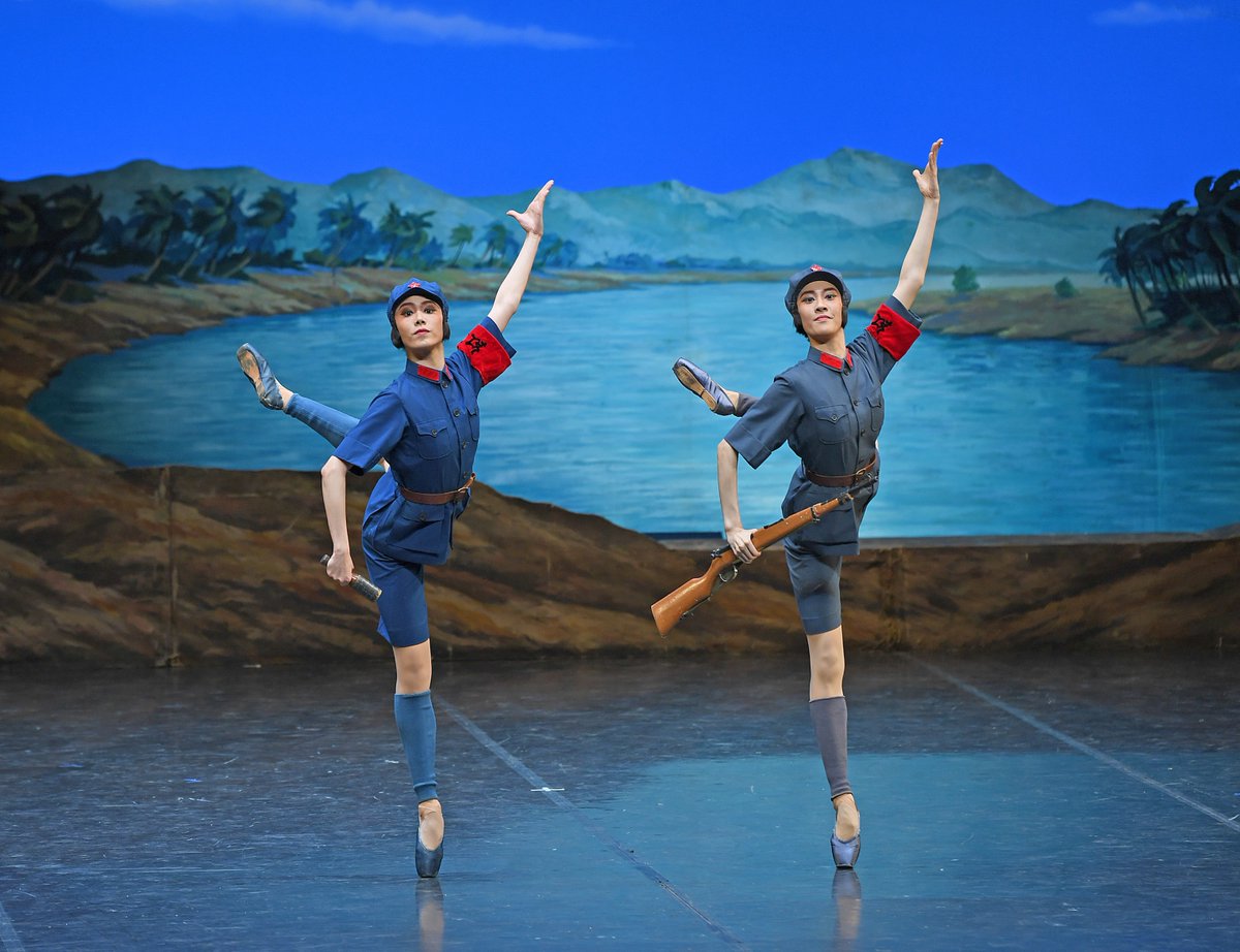 XinhuaChinese's tweet photo. 中央芭蕾舞团在港演绎《红色娘子军》

1月10日，中央芭蕾舞团在香港文化中心大剧院以“看家剧目”芭蕾舞剧《红色娘子军》为2024年“国风国韵飘香江”系列文化活动启幕。香港各界近2000名观众观看了当晚演出。据介绍，今年是芭蕾舞剧《红色娘子军》首演60周年，也是时隔10余年后再度为香港观众重现这部中国芭蕾史上的里程碑之作。