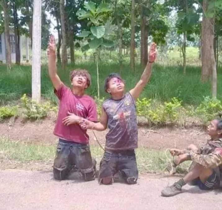 kyawthet_lwin's tweet photo. ၁၀၁ ကတပ်မမှူးဗိုလ်မူးချုပ်ဝန်ခံထွက်ဆိုချက်ပေးခဲ့တဲ့videoကိုသေနတ်ပြ ဆေးကြွေးပြီးအတင်းနှိပ်စက်ပြီးဝန်ခံခိုင်းတာတဲ့။သူတို့ဗိုလ်မှူးချူပ်ကတော့ ထိုင်ခုံတွေနဲ့ကွမ်းစားမပျက်သက်သက်သာသာထိုင်ပြောနေရတာ။
အောက်ကပုံလေးကိုကြည့်လိုက်ကြ။ အဲ့ဒါမင်းတို့နှိပ်စက်သတ်ဖြတ်အရှက်ခွဲခဲ့တဲ့ကယားကကလေး၂ယောက် https://t.co/dsr4MeeccM