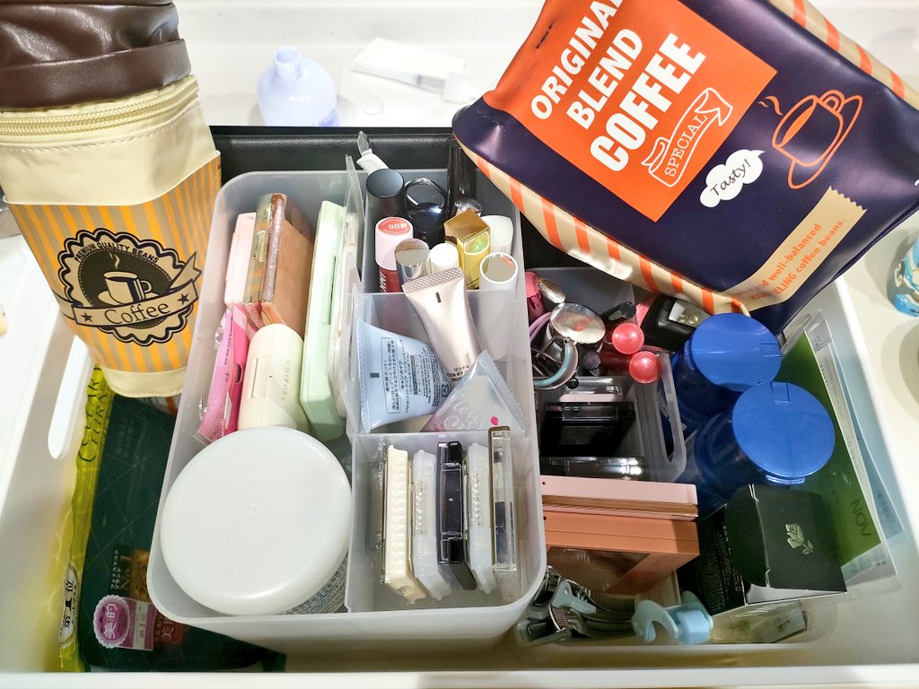 Rewind0713's tweet photo. コスメBOX。
下の方は予備の化粧水とかマニキュア、あとはほぼ空。
1軍のコスメは右の珈琲豆袋型のポーチ(持ち運び用)の中にほぼ入れっぱ、(*´ω｀*) https://t.co/3TfsffYk4P