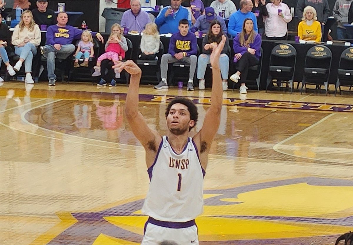 JordanLoppnow's tweet image. UW-STEVENS POINT MBB STUNS #9 UW-WHITEWATER, 100-92

UWSP-
Josiah Butler #24 (Fox Valley Luth) 24p
Malik Abdul-Wahid #1 (Brookfield Cent.) 22p

UWW-
Miles Barnstable #14 (Howards Grove) 25p
James Kelley #32 (St. John NW) 16p

*UWW's 2nd loss of year (other was against Carthage)