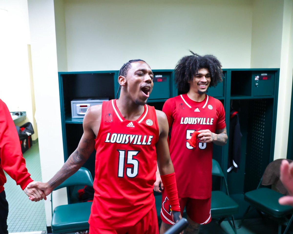 LouisvilleMBB's tweet photo. Locker room cele like 😆

#GoCards https://t.co/Dhp0fufaBd