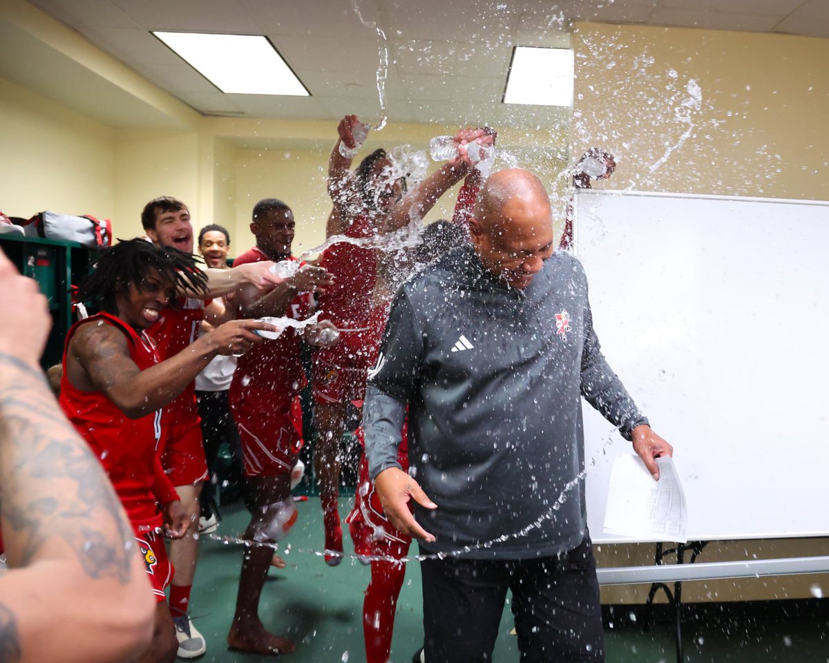 LouisvilleMBB's tweet photo. Locker room cele like 😆

#GoCards https://t.co/Dhp0fufaBd