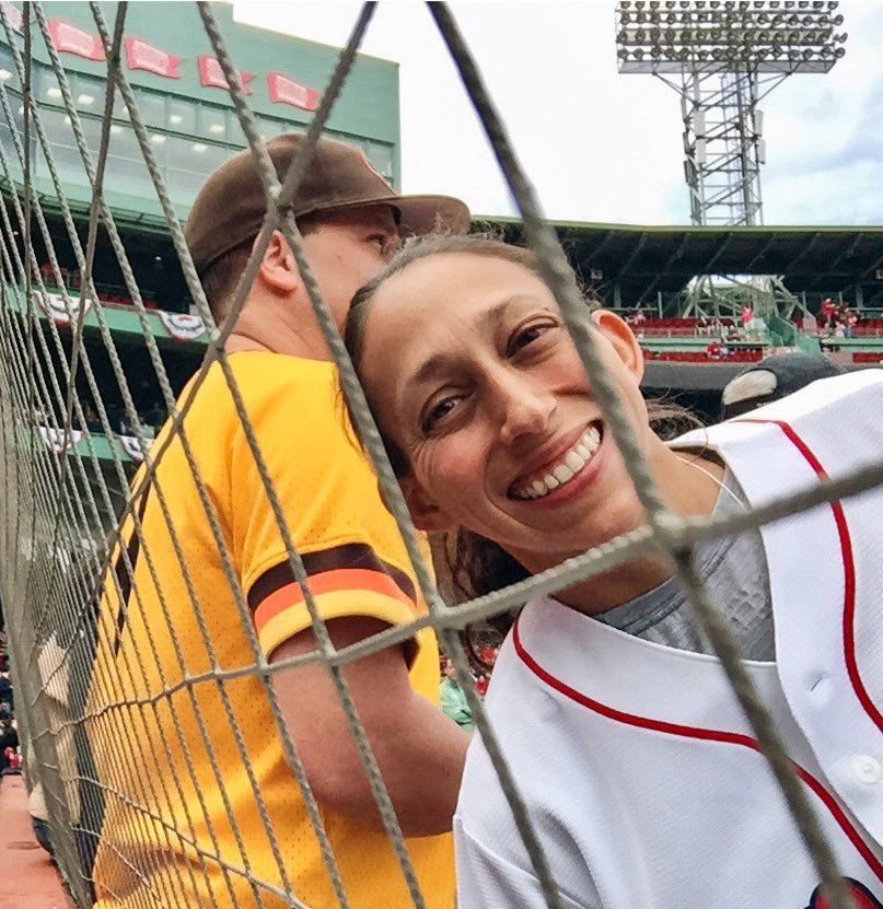 MMD3m's tweet photo. @des_linden AWESOME!  This’ll be my 8th Boston, from one Masters runner to another see you on Boylston:-). Btw, LOVE the podcast with you and Kara. You two CRACK me UP!  🍻 Cheers https://t.co/CP12YC35as