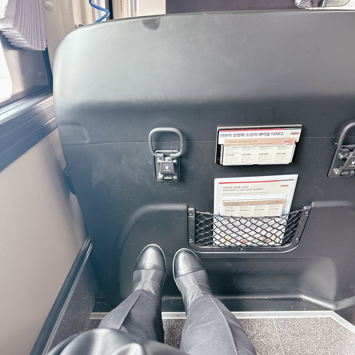 BySorella's tweet photo. ホテルに戻ってチルソンサイダー飲んで、バスで空港へ向かいます✈️
韓国のリムジンバスは広くて快適🚌
#韓国旅行
#ひとり韓国 https://t.co/kk5CjrI2IJ