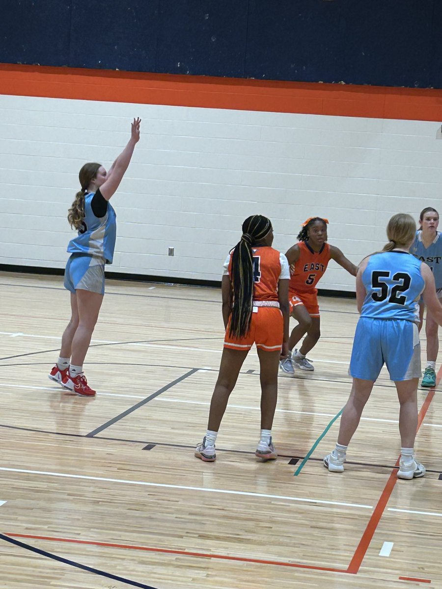 SM East freshman get a snow day win <a href="/SMEastLancers/">SME Lancers</a> <a href="/theSMSD/">SM School District</a> 🖤❄️⛄️