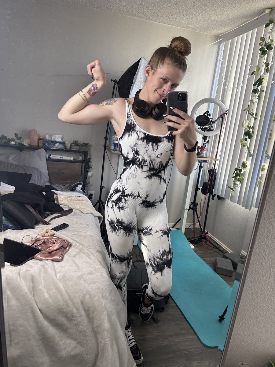Varietyitsol's tweet photo. Time for food I had to go to the gym really late today 😭 https://t.co/CnqpGEUnqj