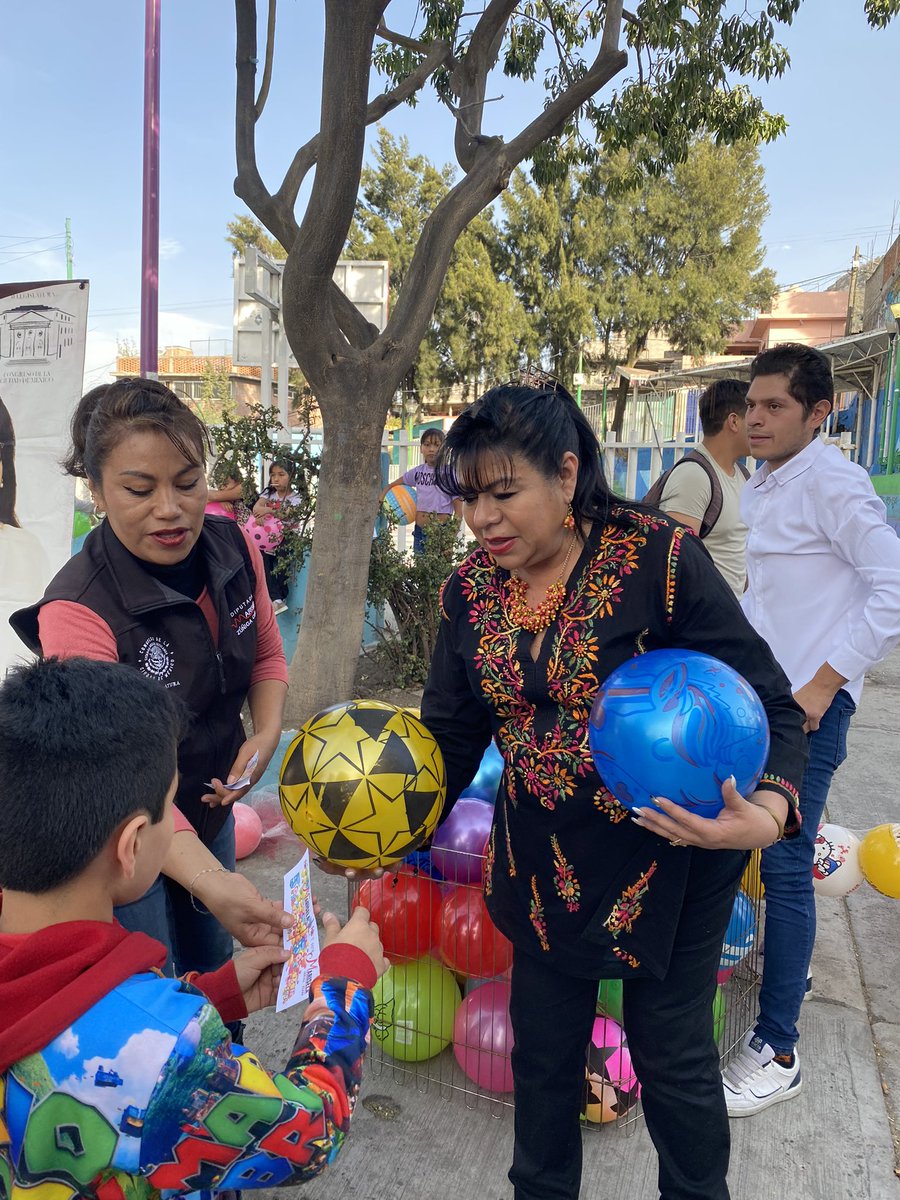 mariselazuiga1's tweet photo. Gracias a las donaciones de todas y todos la #RutaPelotón2024 llegó a la col. #Tenorios ♥️✨

Llenamos de sonrisas a las niños y niños esta tarde con una pelota que les dará grandes momentos de alegría y felicidad. ☺️ https://t.co/S04SJLbJv3