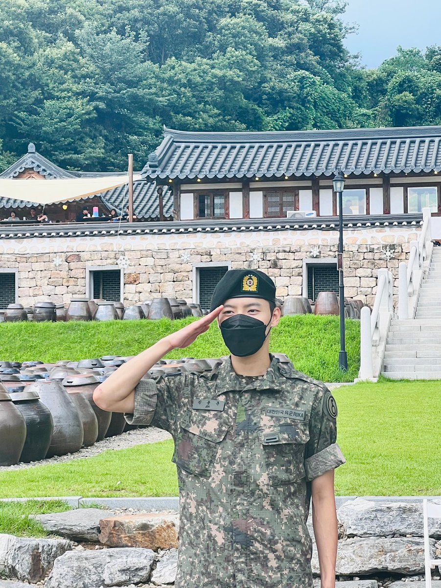 KpopMilitary's tweet photo. D-DAY until Yonghoon gets discharged
🏠: TODAY 🎉
🖼️:in his uniform due to his discharge 🪖
#YONGHOON #JINYONGHOON #ONEWE #WEVE #WelcomeBackYonghoon
Follow & turn on the 🔔 to not miss any daily countdown :) https://t.co/fJKWr7IKw0