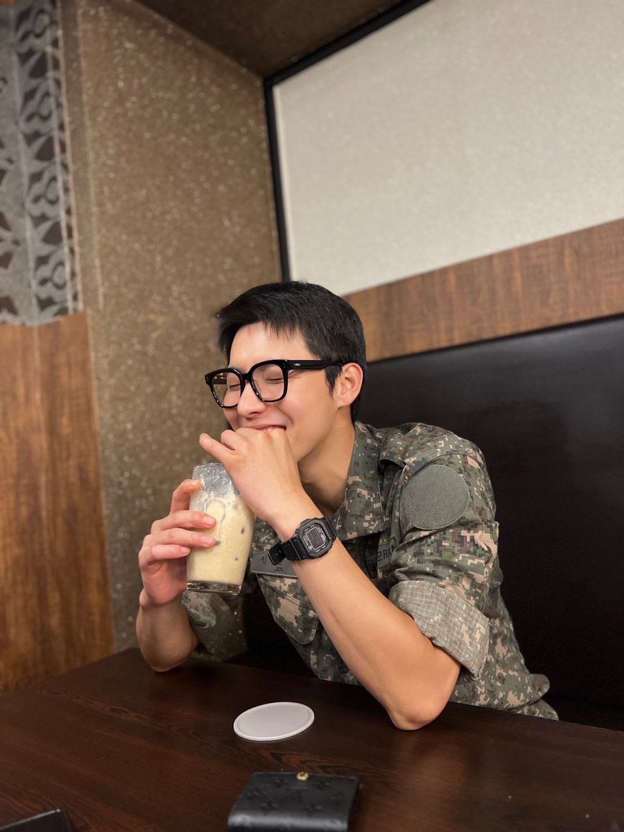 KpopMilitary's tweet photo. D-DAY until Yonghoon gets discharged
🏠: TODAY 🎉
🖼️:in his uniform due to his discharge 🪖
#YONGHOON #JINYONGHOON #ONEWE #WEVE #WelcomeBackYonghoon
Follow & turn on the 🔔 to not miss any daily countdown :) https://t.co/fJKWr7IKw0