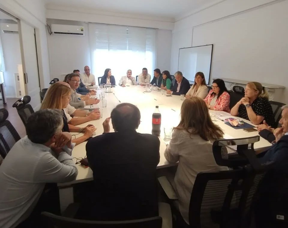 fefaraoficial's tweet photo. Reunión de Farmacéuticos con Diputados Nacionales
Dando continuidad a las acciones que en forma conjunta venimos llevando adelante las  Instituciones representativas de las farmacias, en el día de la fecha hemos mantenido una reunión con el bloque "Hacemos Coalición Federal",👇 https://t.co/wLH62eJpI9