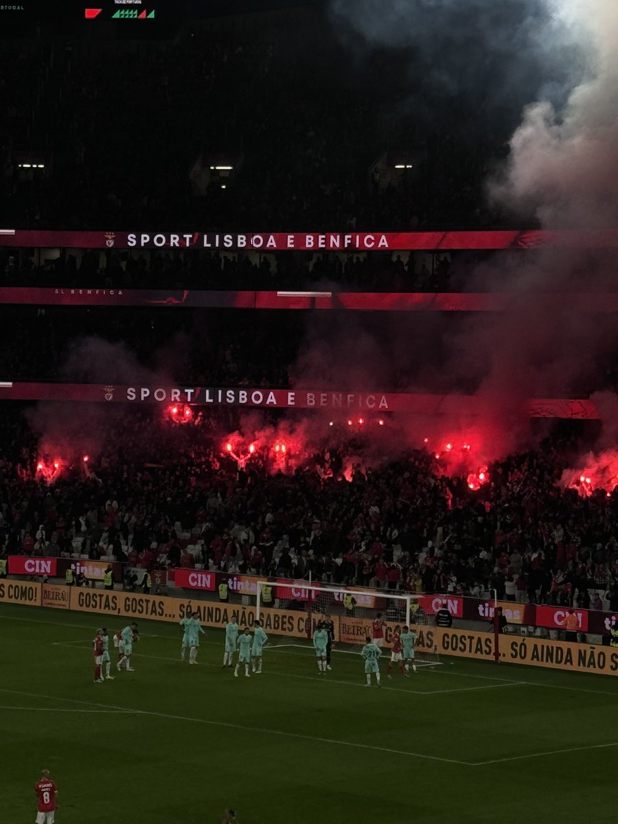 ultrasbenfica__'s tweet photo. SL Benfica x Braga 3-2 (Taça de Portugal) 
Grande homenagem ao nosso Rei Eusébio. Jamais será esquecido! 

No Name Boys com uma incrível tochada à moda antiga. “Sou vermelho e branco!” https://t.co/wkDFtZc4Bb