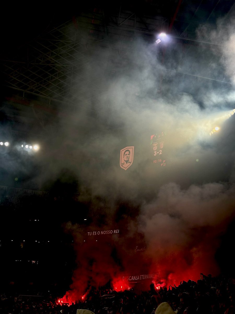 ultrasbenfica__'s tweet photo. SL Benfica x Braga 3-2 (Taça de Portugal) 
Grande homenagem ao nosso Rei Eusébio. Jamais será esquecido! 

No Name Boys com uma incrível tochada à moda antiga. “Sou vermelho e branco!” https://t.co/wkDFtZc4Bb