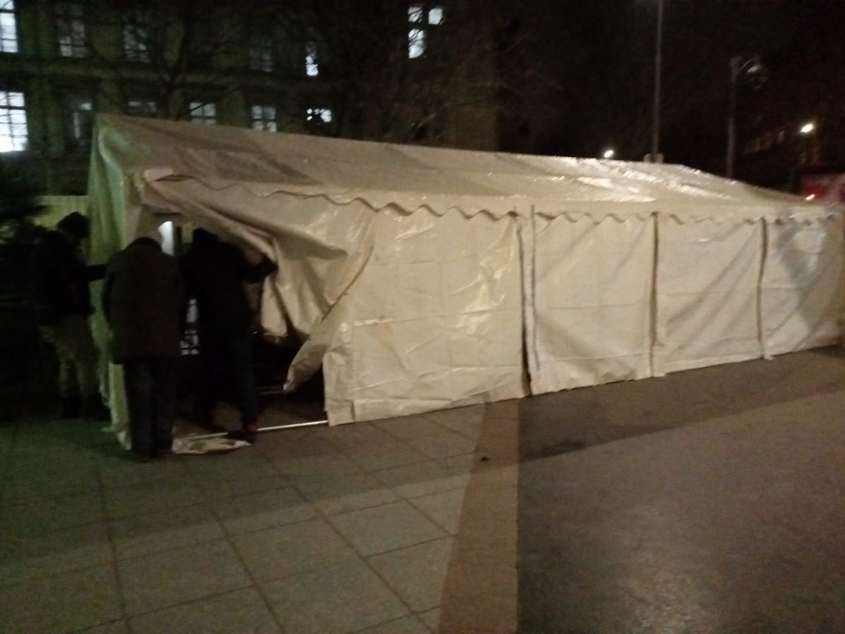 federationdal's tweet photo. Sans abris Solférino:Pour la 3e fois, depuis le 23 /12,le Préfet de police échoue à expulser les sans-abris de Solférino.Campement remonté à partir de 21h!La lutte continue !https://t.co/WAQIvgpzlN https://t.co/QK7X1tcnNn