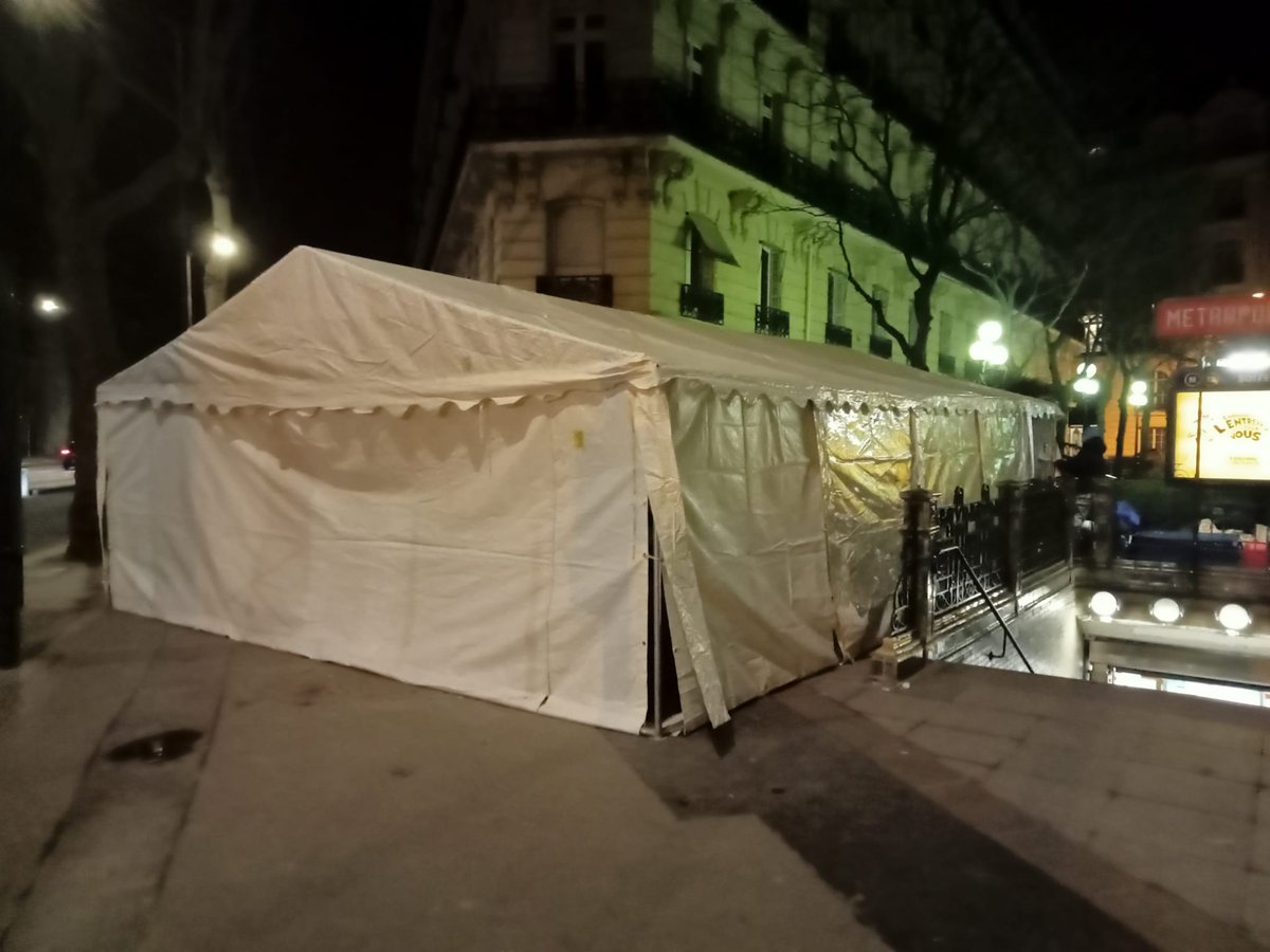 federationdal's tweet photo. Sans abris Solférino:Pour la 3e fois, depuis le 23 /12,le Préfet de police échoue à expulser les sans-abris de Solférino.Campement remonté à partir de 21h!La lutte continue !https://t.co/WAQIvgpzlN https://t.co/QK7X1tcnNn