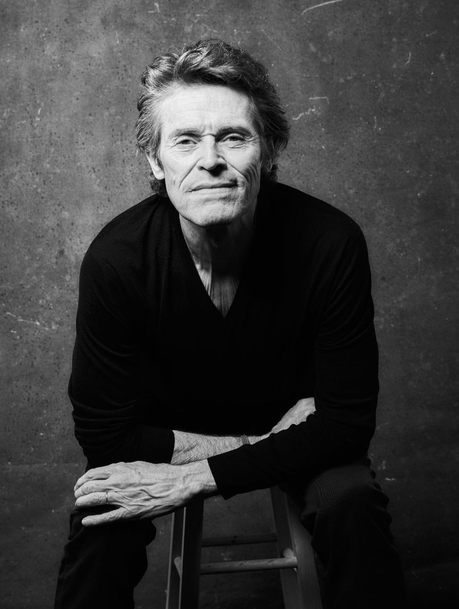 EmmaRincon's tweet photo. El actor Willem Dafoe se pronuncia contra la industria del cine WOKE.

"Ya no se hacen películas como antes. Están siendo financiadas por compañías de juguetes y otras entidades, y se convierten en el vehículo para hacer las películas... El streaming se está convirtiendo en un monopolio, tienen los medios de producción y distribución. Así que es muy complicado".

"Las películas más difíciles, más desafiantes" no suelen funcionar bien en las plataformas de streaming porque la mayoría de los abonados sólo quieren irse a casa y "ver algo estúpido". 

"El tipo de atención que la gente presta en casa no es la misma", afirma Dafoe. "Las películas más difíciles, más desafiantes, pueden no funcionar tan bien cuando no tienes un público que realmente preste atención. Eso es muy importante. Echo de menos el aspecto social de dónde encajan las películas en el mundo. Vas a ver una película, sales a cenar, hablas de ella más tarde, y eso se extiende. Ahora la gente se va a casa, dice: 'Oye, cariño, vamos a ver algo estúpido esta noche', hojean y ven cinco minutos de diez películas, y dicen: 'Olvídalo, vámonos a la cama".