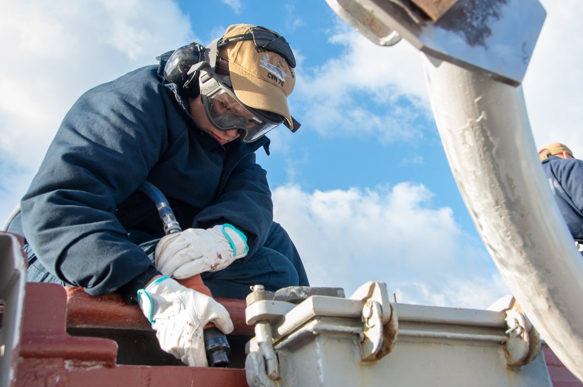 US7thFleet's tweet photo. Sailors assigned to the U.S. Navy’s only forward-deployed aircraft carrier, USS Ronald Reagan (CVN 76), conduct deck preservation on the flight deck while in-port Commander, Fleet Activities Yokosuka.

#USNavy | #ForgedByTheSea https://t.co/aEbFk0RsS2