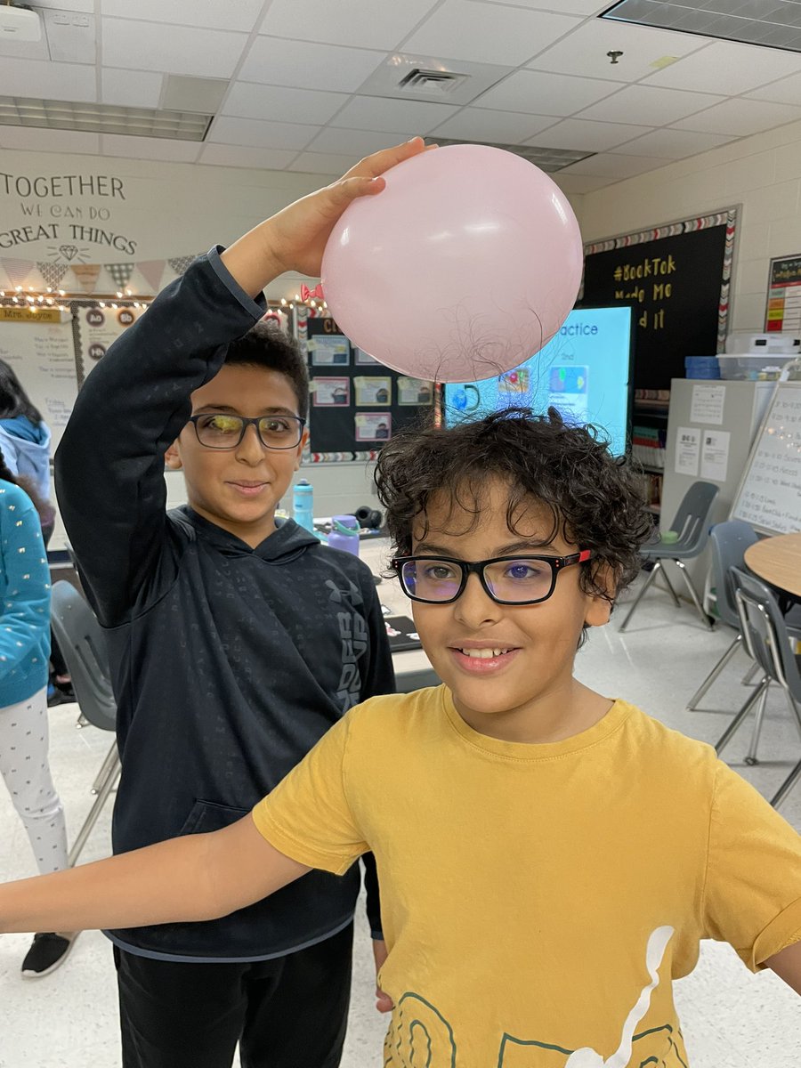 MrsJoyceRLC5th's tweet photo. Static Electricity Lab ⚡️ https://t.co/PJR2bPNqew