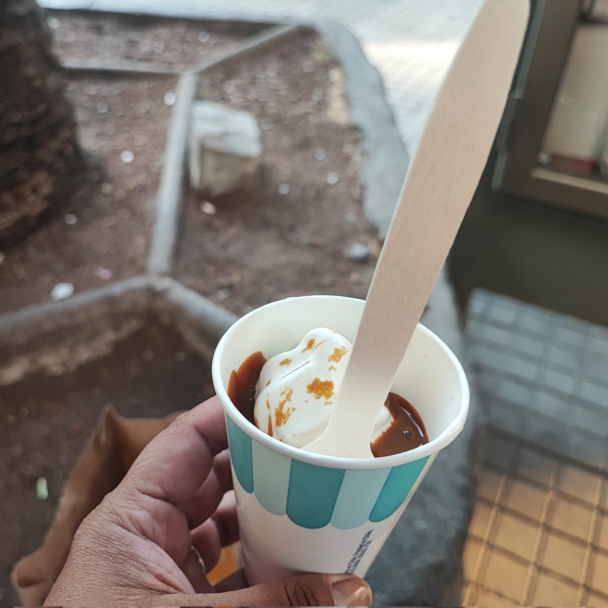 Vane_rz's tweet photo. @McDonalds_Cl 
Compré un Mcsunday en el local Lyon,  me atendió el pedido el gerente y al ver el helado le indico q esa no es la cantidad, me dice que esta cantidad es correcta de helado, que los demás los demás locales siempre me sirvieron mal 😒.
 #ordinario https://t.co/lQ5zuVufPD