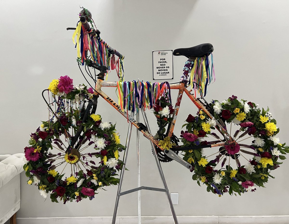 alanz's tweet photo. Y la gente que amó y admiró a Julieta, hicieron este bello gesto de recuperar la bicicleta y vestirla como al miss Jujuba le gustaba.

#julietapresente https://t.co/yaM2vLyZha