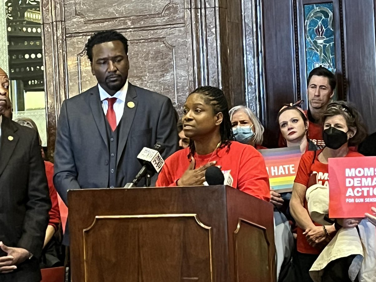 MomsDemand's tweet photo. Nearly 200 of our volunteers and other gun safety advocates gathered at the South Carolina statehouse today to call for stronger gun laws and to push back against a dangerous bill that would allow people to carry loaded handguns in public without a background check or safety training.

We will be there whenever the gun lobby attempts to dismantle lifesaving gun safety laws. Text READY to 644-33 to join us in your state. #MomsAreEverywhere #SCPol