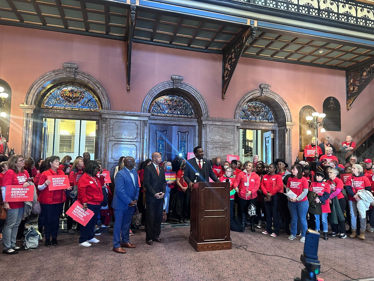 MomsDemand's tweet photo. Nearly 200 of our volunteers and other gun safety advocates gathered at the South Carolina statehouse today to call for stronger gun laws and to push back against a dangerous bill that would allow people to carry loaded handguns in public without a background check or safety training.

We will be there whenever the gun lobby attempts to dismantle lifesaving gun safety laws. Text READY to 644-33 to join us in your state. #MomsAreEverywhere #SCPol