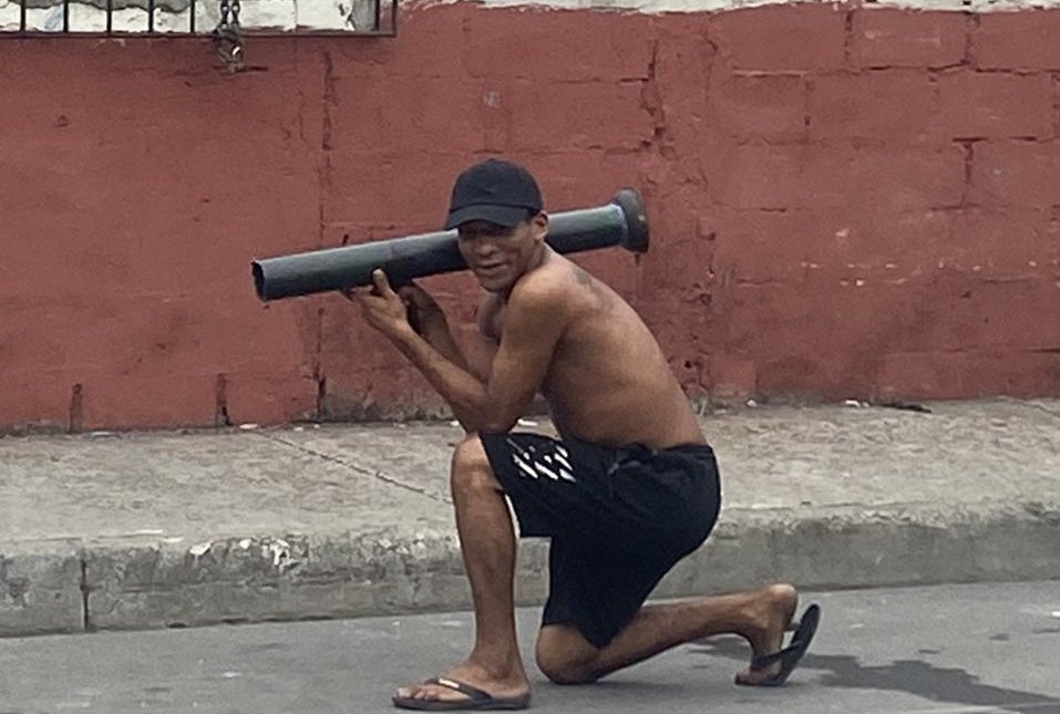 Aaaaangeell's tweet photo. @GxlDePaulinho El del "bazooka" en realidad es un tubo de estos de plástico xd https://t.co/eXyVrvLdFl