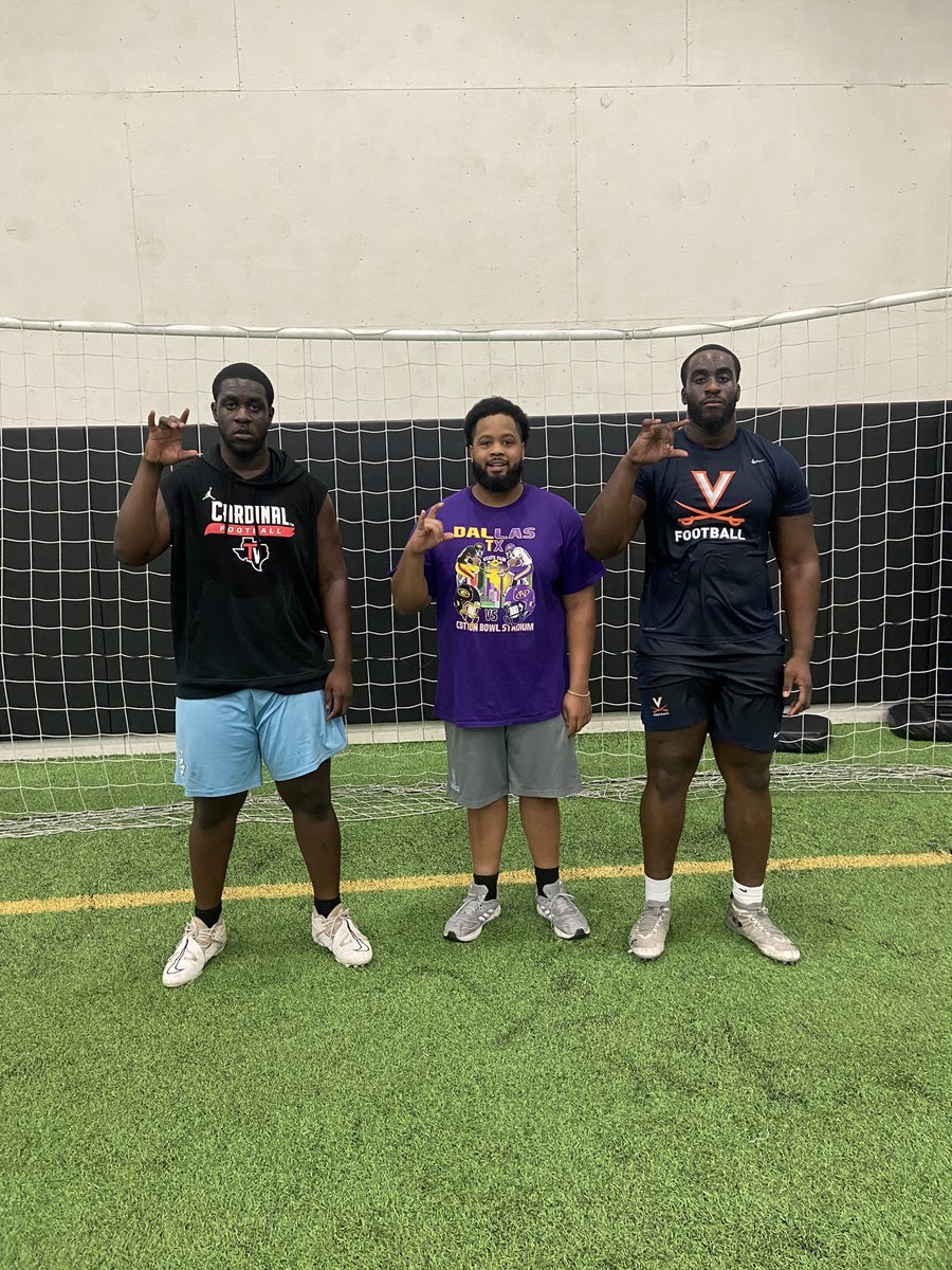 Coach_Bickham's tweet photo. Love when my college guys come by during their break and get some skill work in @nolimitbvn @Ugonna_58 @SeguinCougarFB 
#SeguinOL 🐾🐾 https://t.co/9YEAu1FGO5