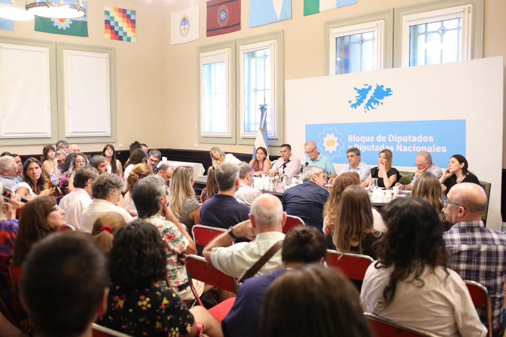 🎤Rechazamos los cambios a la Ley de Salud mental. 
🏛️Junto a <a href="/Diputados_UxP/">Diputados UP</a> escuchamos el rechazo de los representantes del sector de la Salud Mental a los cambios propuestos en la Ley Ómnibus y el DNU 70/2023 de <a href="/JMilei/">Javier Milei</a>. 
<a href="/DrDanielGollan/">Daniel Gollan</a> <a href="/MoniMacha/">Mónica Macha</a> <a href="/HugoYasky/">Hugo Yasky</a> 

<a href="/OsvaldoJaldo/">Osvaldo Jaldo</a>