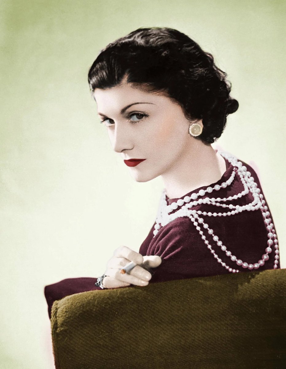 4ngelVazquez's tweet photo. Un día como hoy de 1971, la diseñadora francesa Coco Chanel, falleció en su habitación del Hotel Ritz de París. Coco liberó a la mujer  de las siluetas forzadas como el corsé y las estorbosas faldas de la post guerra. Gabrielle introdujo una estética que se desarrolló en torno a estilos más deportivos y funcionales. Y con una carga masculina que empoderaba a la mujer.