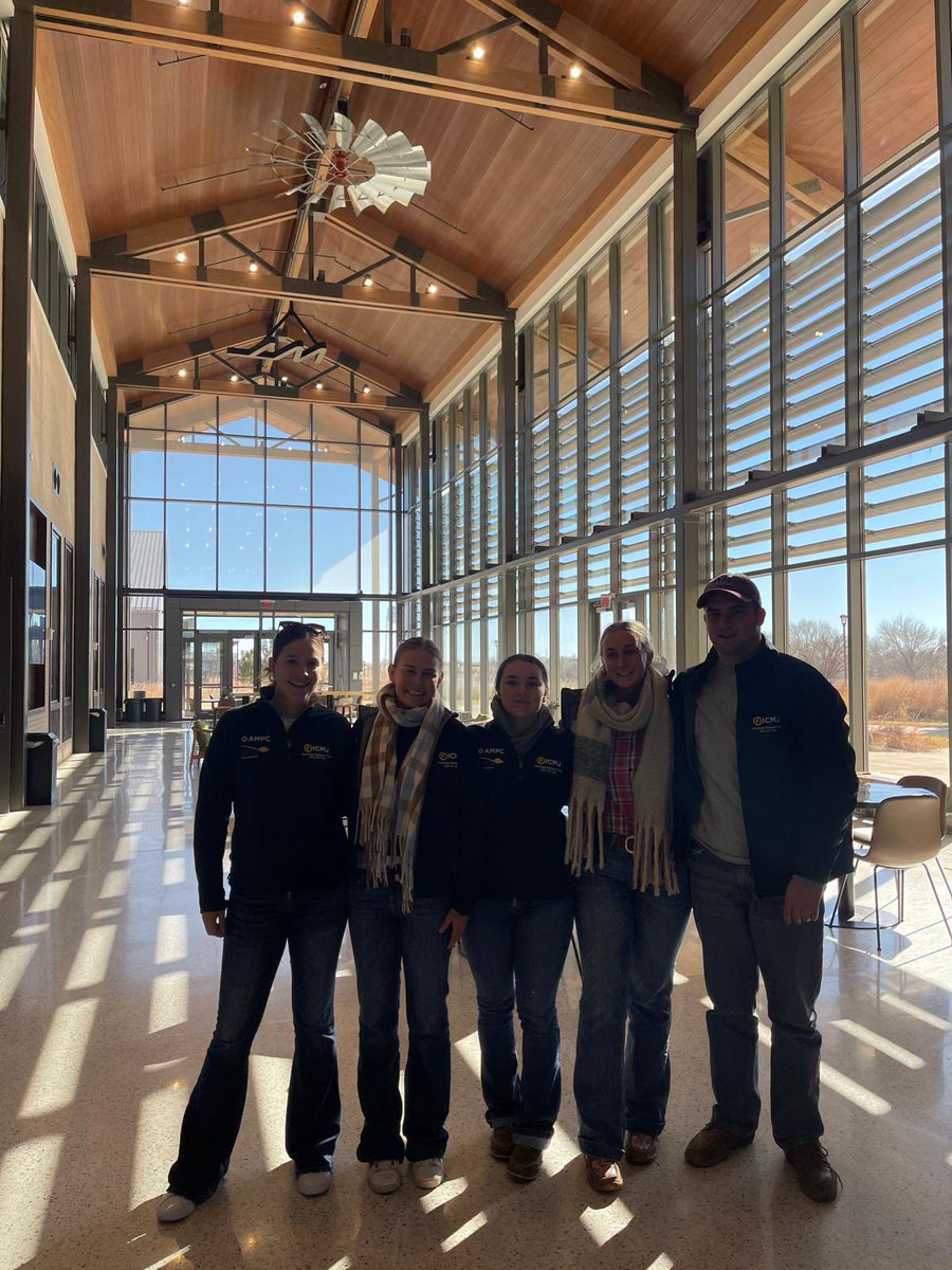 ausmeatjudging's tweet photo. Day 5 on tour 🇺🇸
Quien Sabe feedyard, Texas.
They have a 65,000 head capacity facility, feeding 60% dairy beef cattle (Holstein x Limousin) and 40% local or Mexican cattle (low bos indicus cross) Then West Texas A&M for pork and lamb training
#icmj #icmjustour #meatjudging https://t.co/wSuWFDG5eW