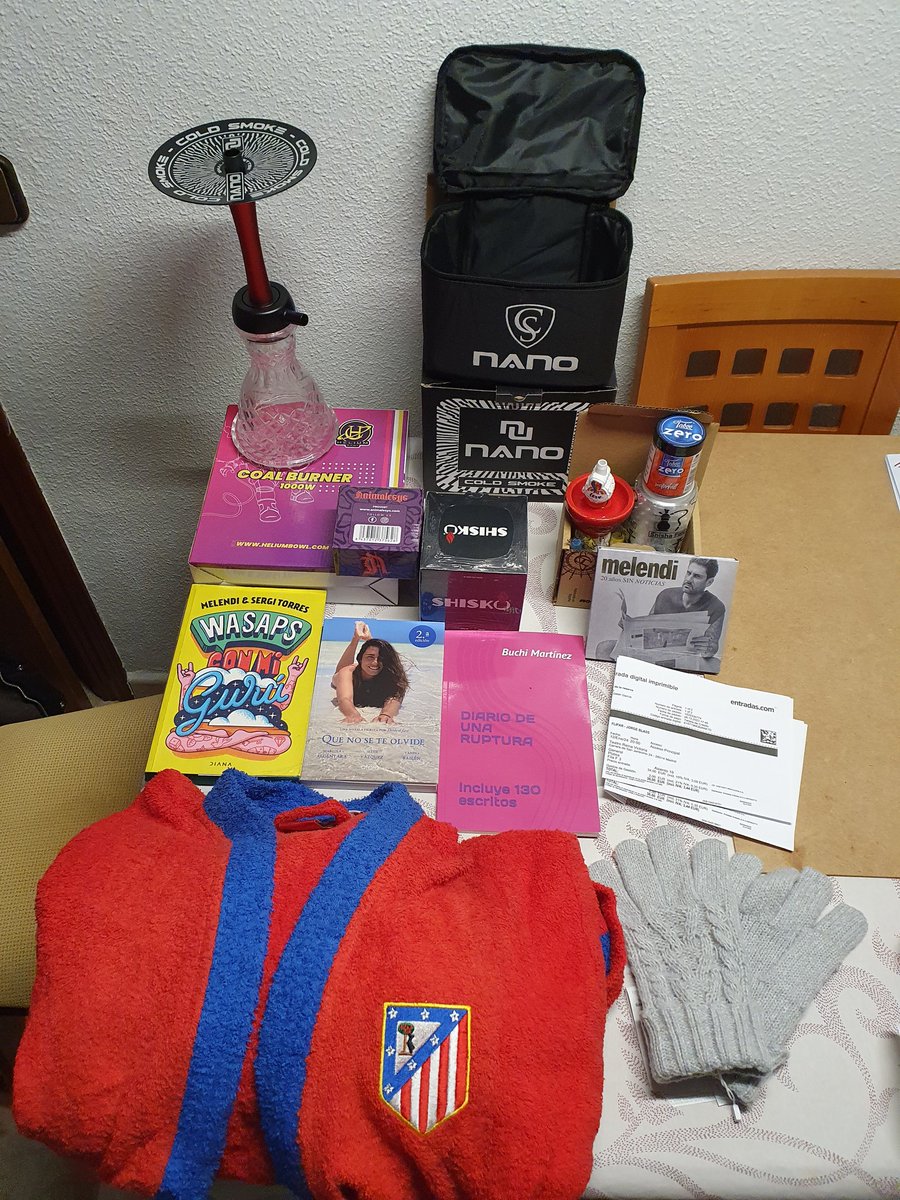 lauragalan_10's tweet photo. Mis regalos de Reyes por fin todos juntos (@CachimbaPlanet @SergiTorres33 @MelendiOficial @navegandocontig @Soy_Buchi @jorgeblass @Atleti) 🎁👇🏼 https://t.co/WbdRPuRLIM