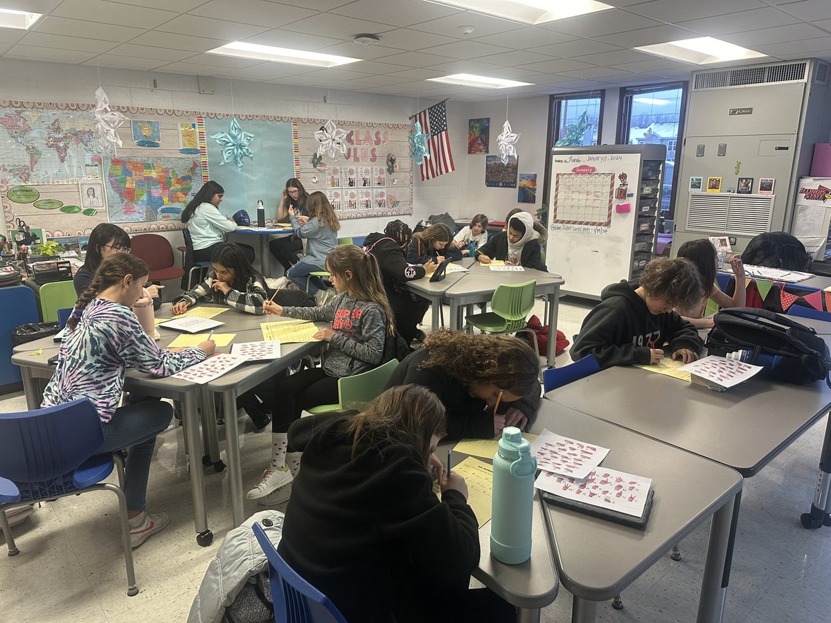 SalyardsClass's tweet photo. Lots of new faces this year for ASL club. We discussed the degrees of hearing loss, my BIG Deaf family and learned the alphabet! 👌🏻✌🏽👍🏾 https://t.co/3UuU6Lhq09