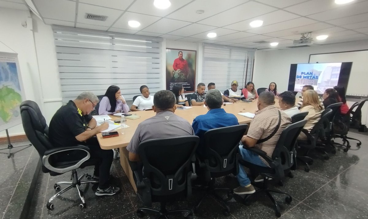 En la tarde de hoy nos reunimos con el equipo de la Secretaría de Educación de la Gobernación de Apure. Revisamos el plan y las metas para el 1er semestre de este año que recién comienza ⁦<a href="/NicolasMaduro/">Nicolás Maduro</a>⁩ ⁦<a href="/delcyrodriguezv/">Delcy Rodríguez</a>⁩ ⁦<a href="/dcabellor/">Diosdado Cabello R</a>⁩ ⁦<a href="/PartidoPSUV/">PSUV</a>⁩