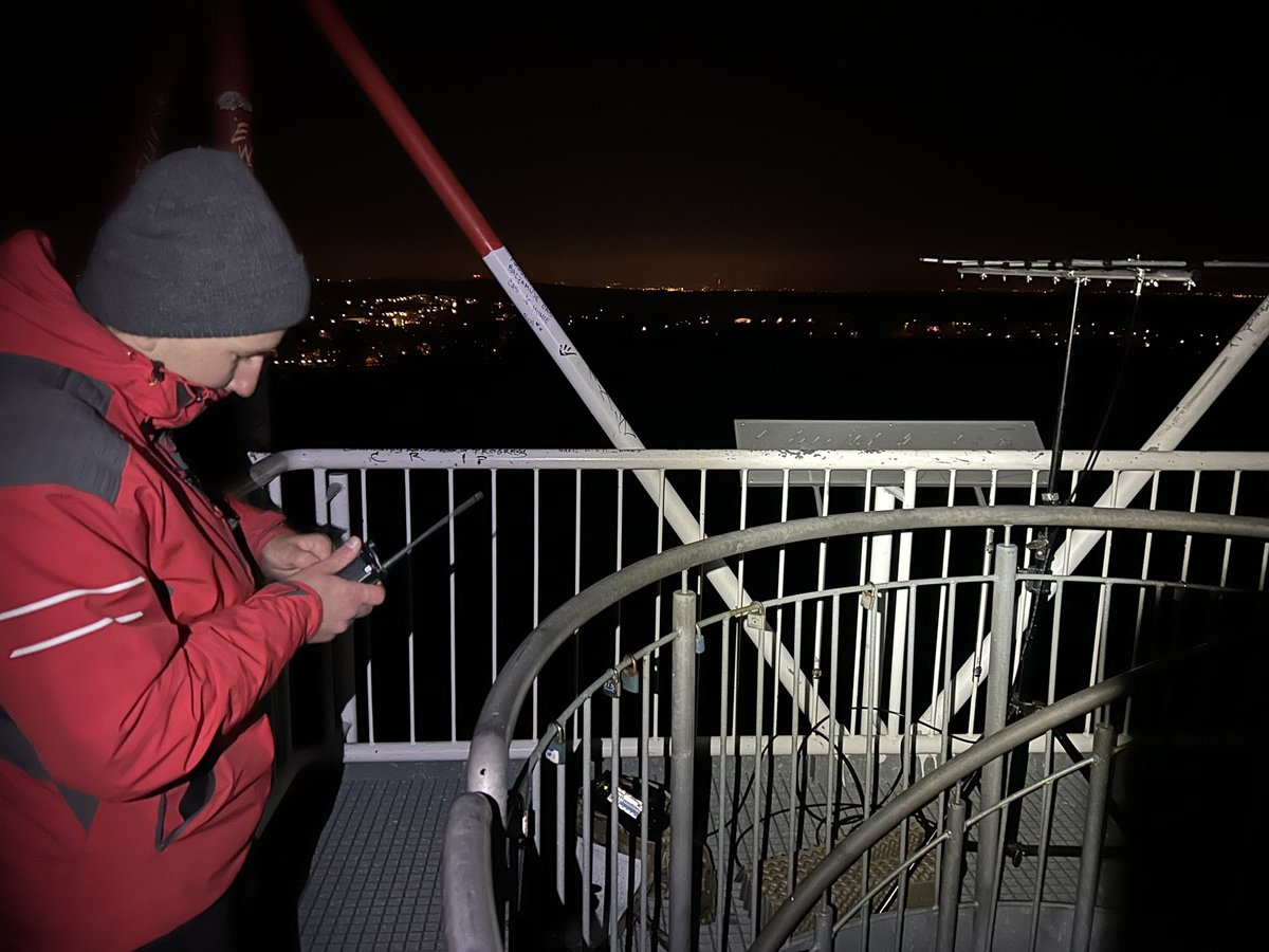 tvoje___mama's tweet photo. Dnešní #mooncontest na 70 cm z rozhledny Vinice v Úvalech. V 21:00 se rozhledna zavírá, kdyby to někdo nevěděl 😁 Takže jsme měli zrychlený přesun na vyhlídku opodál a zakončili jsme to parádním spojením v poslední minutě závodu. Gratuluju @vojtapetrasek k prvnímu radioamatérskému spojení, a hned na pána v závodě! 🤘🏻😎 OK2RDY, OK2MSC, OK1BT