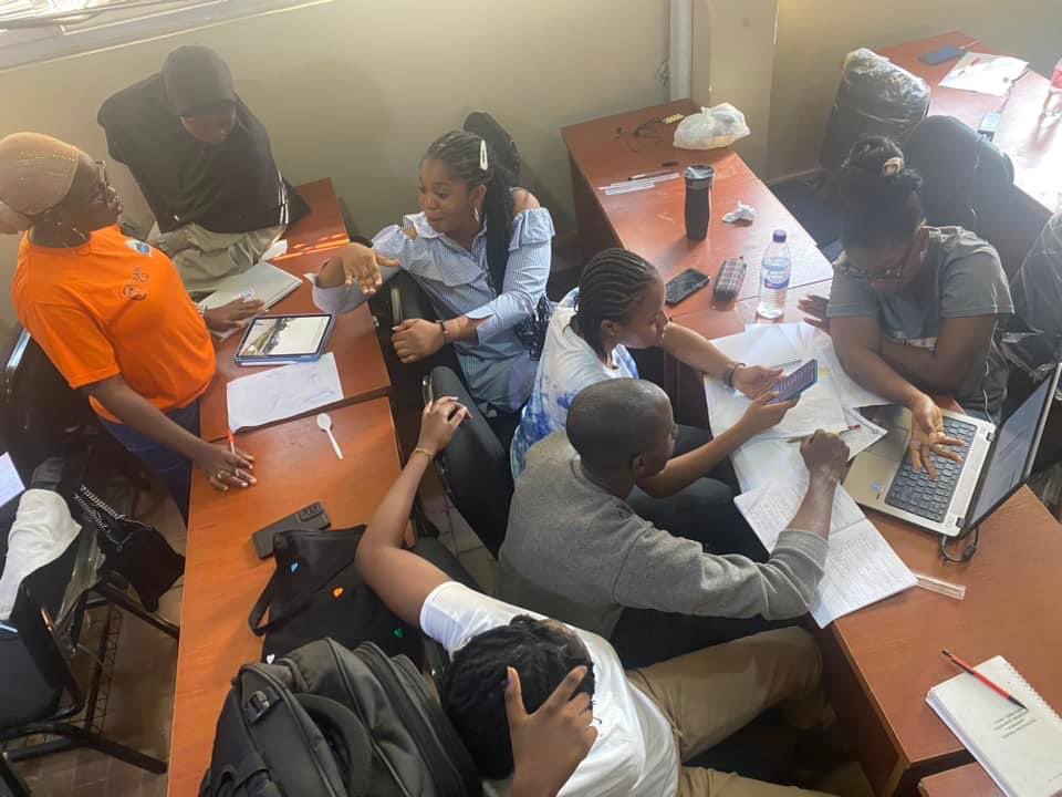 protectozone's tweet photo. PDC Day 7 at @UnilagNigeria 

We took a tour to a tiny house, took ‘social permaculture’ lecture and focused more on the participants final projects as they dig deeper. 

#PDC #Permaculture #ProtectOzone https://t.co/fAVUdStsxP