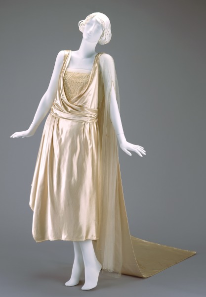 LaurenCDeutsch's tweet photo. For this week's #WeddingWednesday here is a glorious 1921 wedding gown and train made with silk and faux pearls by Josephine M. Kasselman. She was a dressmaker in Cincinnati from 1913 to 1933. The mannequin's pose is very appropriate #ootd #Fashionhistory https://t.co/8Zfav8FKEJ