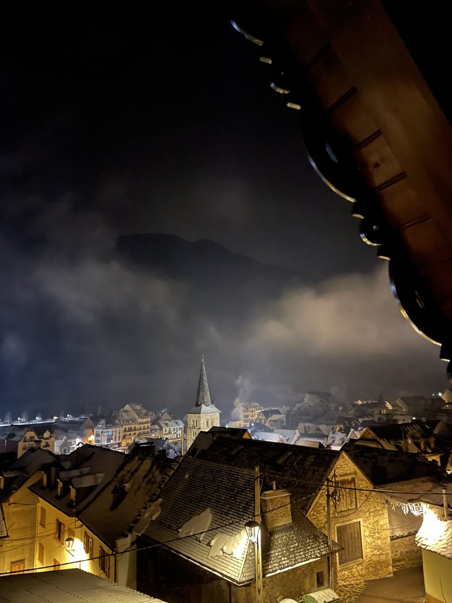 jrambaud's tweet photo. #Bossots #Aran #Lleifa #Catalunya #Pirineus #Pirineos La noche fría #meteo https://t.co/RJf5hYkOaZ