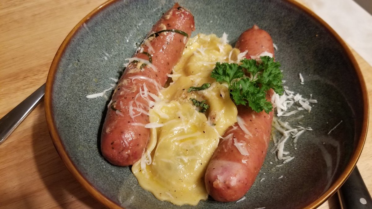 DeathMetalHero's tweet photo. Okay, last food post (for today) I promise.
Mushroom ravioli & roasted garlic sausage sauteed in the leftover olive oil & basil from the appetizer.
Words can't properly describe all the deliciousness I have been fed tonight by the incredible @Flying__Feline
#commenceyajealousy https://t.co/HM3c03jtZu