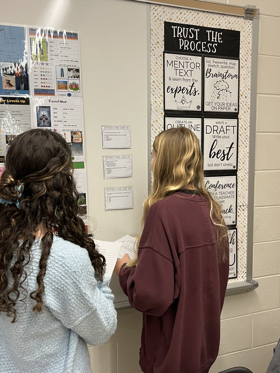 MrsDelPolito's tweet photo. Students got to stretch their legs AND their minds to determine author’s tone in ELA class! @NAMS_Plant2 #brainfitness https://t.co/OiuTTcd9Xm