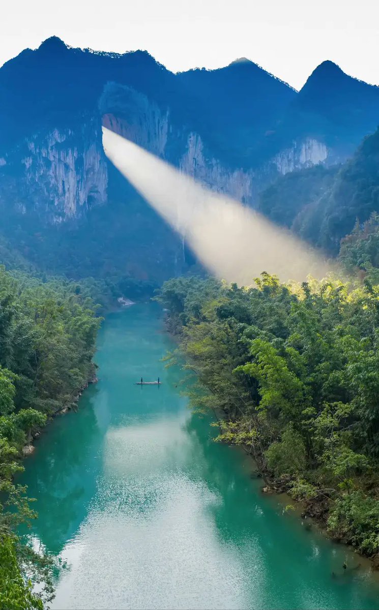 在贵州的格凸河，一道阳光穿洞而过~
#贵州 #美丽中国