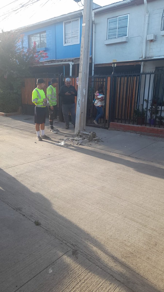 floresa_k's tweet photo. ¿ @EnelChile cuanto tiempo tenemos que esperar para que cambien un poste chocado? Ya hemos ingresado 3 solicitudes y nada 
El poste está con peligro de caída desde el día de ayer acá en Pasaje las Bodegas  de la comuna de Pudahuel https://t.co/GuOyKbck3n
