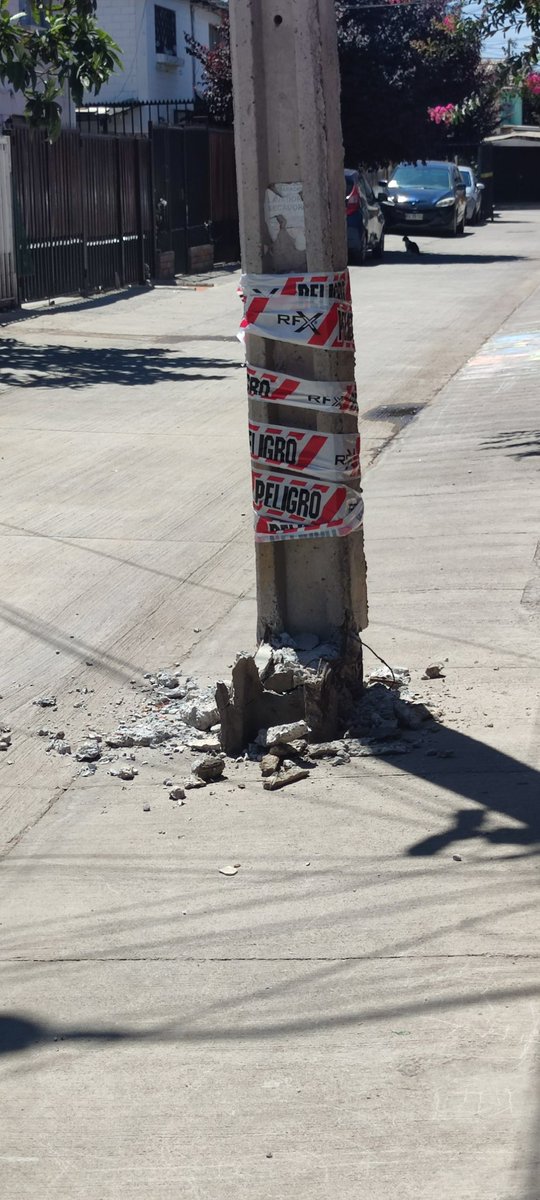 floresa_k's tweet photo. Favor ayuda 
Para que nos cambien el poste @impudahuel @meganoticiascl @CHVNoticias @24HorasTVN @tele13alahora https://t.co/WZaJGJu0vg