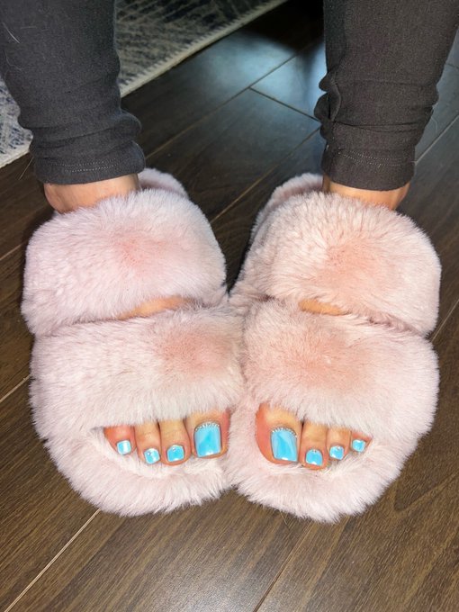 My toes are peeking out at you, wyd next? 👀🩵 https://t.co/fWRaitWbVr