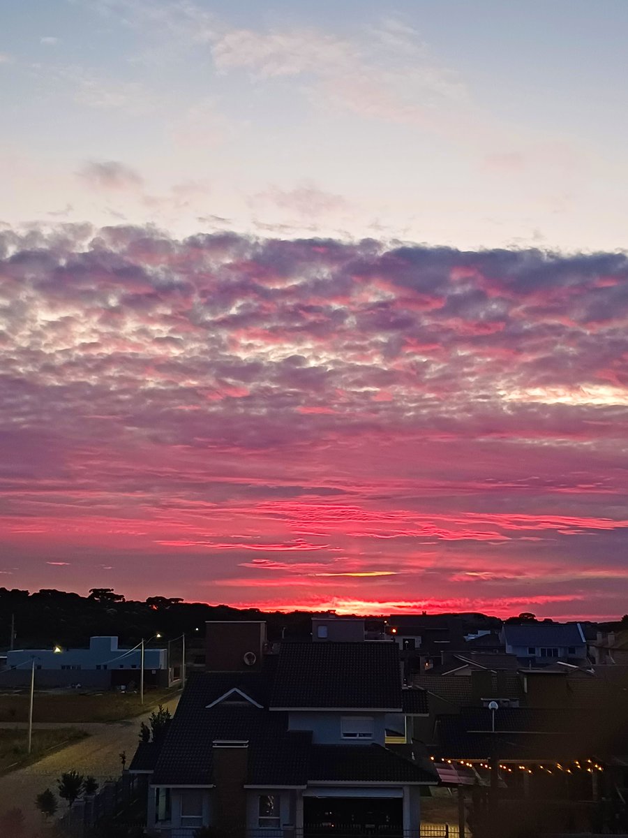 eng_glaucio's tweet image. O pôr do sol é a aquarela do céu. 
#pordosol #fimdetarde #vacaria #fimdodia @Climaterra @metsul