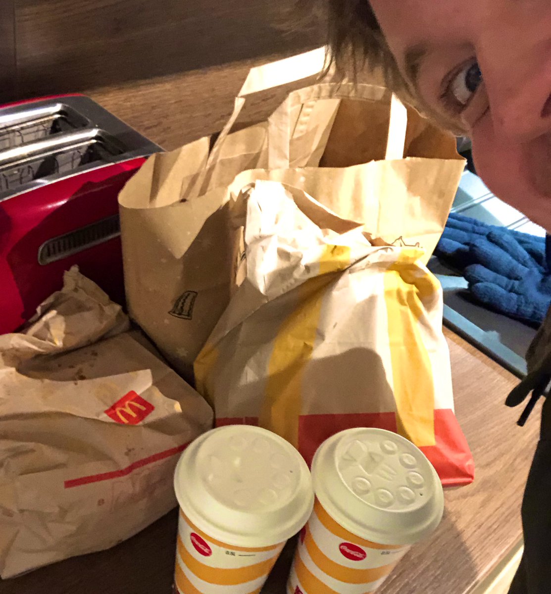 Herr_Currywurst's tweet photo. WAS genau war das heute bitte? Eins ist klar.. ziemlich gemächtiger Stream 🌝 Danke für den bekloppten und sau lustigen Abend! Ich stell jetzt meinen Zuckerkonsum ein, aber ich hab hier noch einen verdienten Schmackofatz für euch! 👀 Schlaft geil! Bis später in der Bude ❤️ https://t.co/PttEroE1au