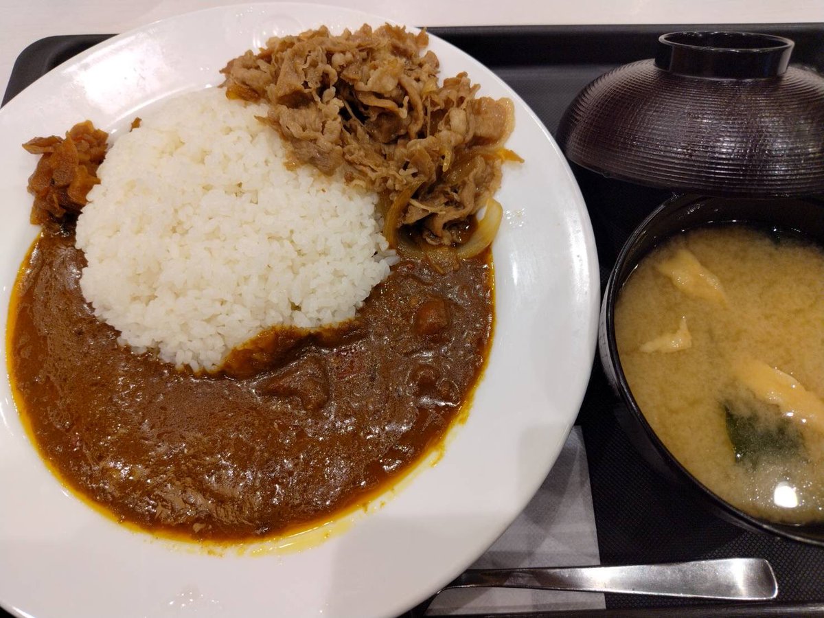 gg580g's tweet photo. 牛丼チェーン店カレー食べ比べ🍛
1️⃣2️⃣
3️⃣4️⃣
１吉野家、牛×牛カルビ黒カレー864円
２松屋、ビーフカレギュウ830円
３なか卯、和風あいがけカツカレー930円
４すき家、肉2倍牛カレー920円 https://t.co/hBTa5SxbHM